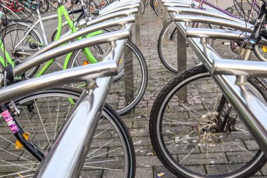 Schleswig-Holstein, Almanya - 02 Ocak 2020: Bir park yerinde bisikletler