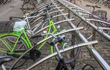 Schleswig-Holstein, Almanya - 02 Ocak 2020: Bir park yerinde bisikletler