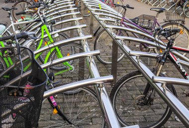 Schleswig-Holstein, Almanya - 02 Ocak 2020: Bir park yerinde bisikletler