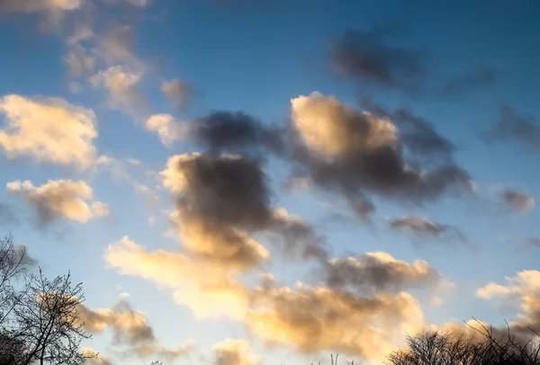 Wunderschöne Orangefarbene Wolken Bei Sonnenuntergang Blauen Himmel — Stockfoto