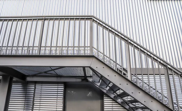 现代建筑金属楼梯近景 — 图库照片