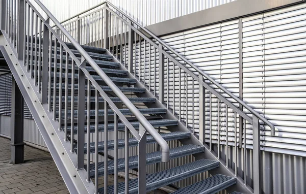 现代建筑金属楼梯近景 — 图库照片