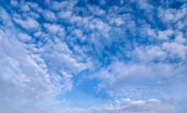 Masmavi bir gökyüzü üzerinde güzel beyaz kabarık bulutlar