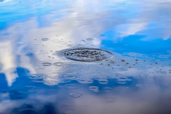 Beautiful Water Lake Splashing Water Ripples Surface Clouds Blue Sky — Stock Photo, Image