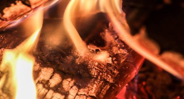 Şöminede yumuşak ve sıcak alevler