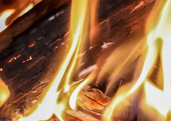 Şöminede yumuşak ve sıcak alevler