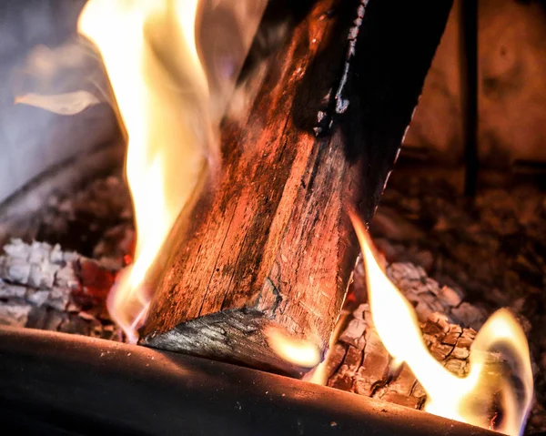 Bella Wam Camino Ardente Con Fiamme Gialle Arancioni — Foto Stock