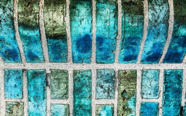 Güzel, eskimiş ve yıpranmış mavi tuğlaların detaylı görüntüsü.