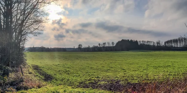 Bela Paisagem Agrícola Verde Com Céu Azul Algumas Nuvens — Fotografia de Stock