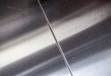 Metal ve çelik yüzeylerin detaylı yakın görüntüsü