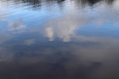 Baltık Denizi 'nin su yüzeyinde dalga ve yansımalarla detaylı bir görüş.