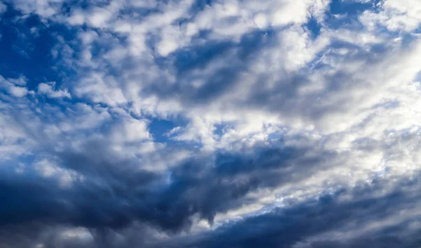 Belo Cúmulo Misto Nuvens Cirrus Céu Azul Verão — Fotografia de Stock