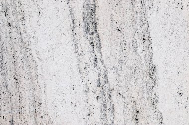 Modern binalardaki yıpranmış beton ve beton duvarlar yakından inceleniyor.