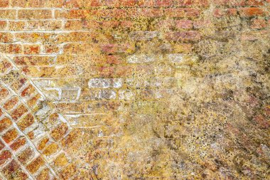 Tarihi binalardaki eskimiş ve yıpranmış tuğla duvarların detaylı yakın plan görüntüsü