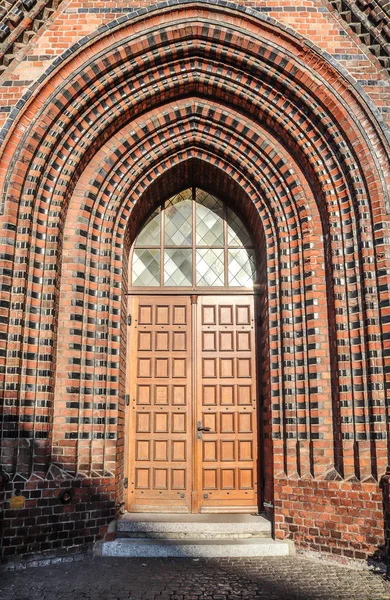 Detailní Pohled Starou Ošlehanou Středověkou Kostelní Budovu — Stock fotografie