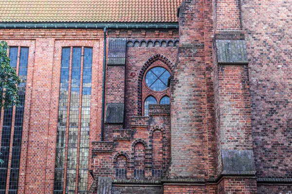 Detailní Pohled Starou Ošlehanou Středověkou Kostelní Budovu — Stock fotografie