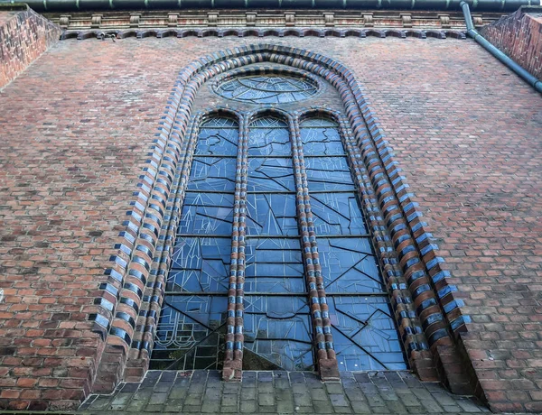 Detailní Pohled Starou Ošlehanou Středověkou Kostelní Budovu — Stock fotografie