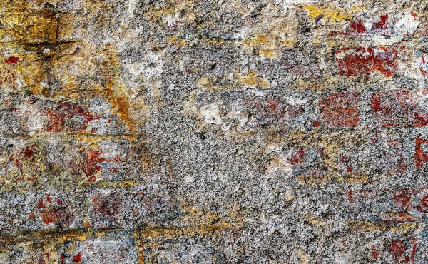 Hasarlı tuğlaların çatlaklı duvarlarının detaylı yakın görüntüsü 