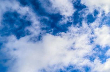 Koyu mavi gökyüzündeki beyaz kabarık bulutların güzel manzarası