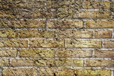 Yaş ve çatlak tuğla duvarların detaylı yakın görüntüsü
