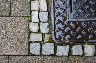 Eski kaldırım taşlı yolların dokuları hakkında detaylı bir görünüm