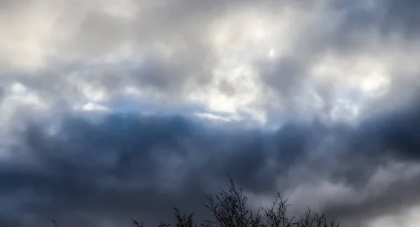 Schöne Dramatische Und Dunkle Wolkenformationen Unmittelbar Vor Einem Bevorstehenden Sturm — Stockfoto