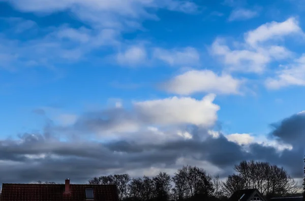 Schöne Dramatische Und Dunkle Wolkenformationen Unmittelbar Vor Einem Bevorstehenden Sturm — Stockfoto