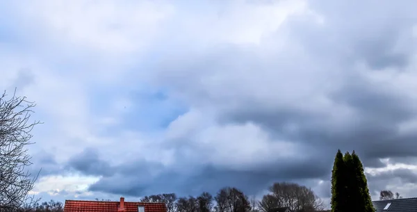 Dunkle Wolkenformationen Himmel Kurz Vor Einem Sturm — Stockfoto