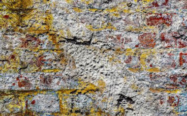 Eski ve yıpranmış tuğla duvarlar ve tarihi binalar üzerine detaylı bir bakış açısı