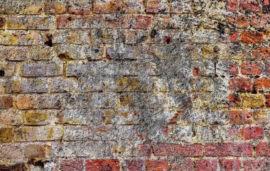 Eski ve yıpranmış tuğla duvarlar ve tarihi binalar üzerine detaylı bir bakış açısı