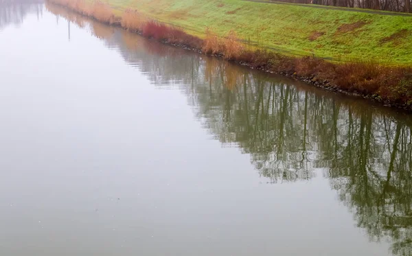Água Canal Com Reflexos Água Uma Paisagem Nebulosa Seu Redor — Fotografia de Stock