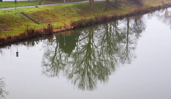 Vatten Kanal Med Reflektioner Vattnet Och Ett Dimmigt Landskap Som — Stockfoto