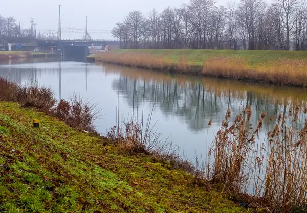 水面に反射する運河の水とその周囲の霧の風景 — ストック写真