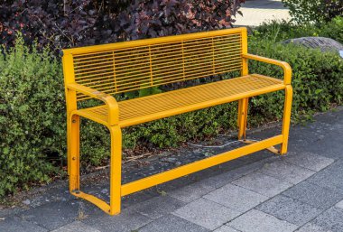 Park alanında yapayalnız ve rahat bir bank.