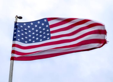 Şiddetli rüzgarda hareket eden ulusal bir Usa bayrağına yakından bakın