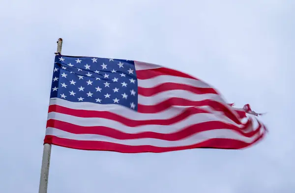 Nahaufnahme Einer Nationalflagge Die Sich Bei Starkem Wind Bewegt — Stockfoto