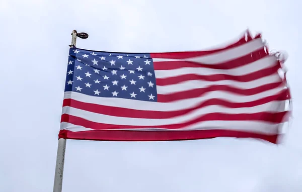 Nahaufnahme Einer Nationalflagge Die Sich Bei Starkem Wind Bewegt — Stockfoto