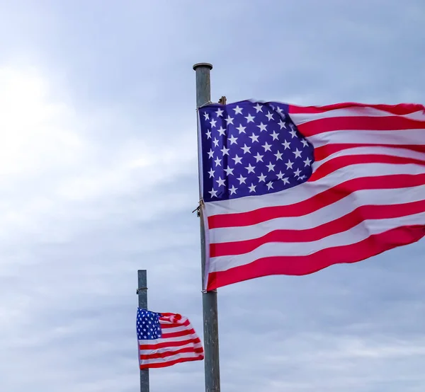 Nahaufnahme Einer Nationalflagge Die Sich Bei Starkem Wind Bewegt — Stockfoto