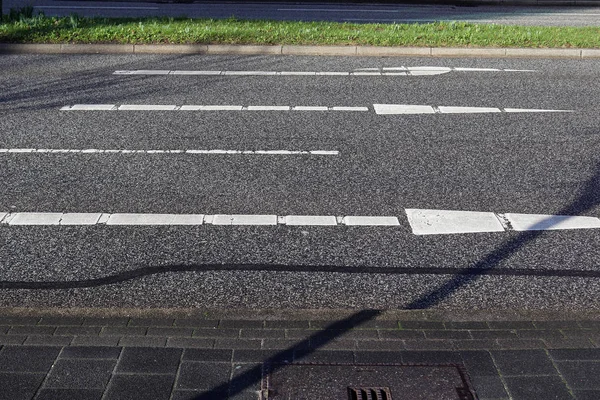Weiße Linien Und Symbole Auf Dem Asphalt Europäischer Straßen — Stockfoto