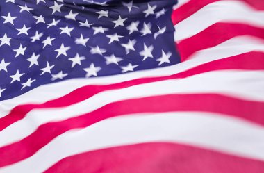 Şiddetli rüzgarda hareket eden ulusal bir Usa bayrağına yakından bakın