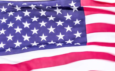 Şiddetli rüzgarda hareket eden ulusal bir Usa bayrağına yakından bakın