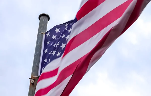 Nahaufnahme Einer Nationalflagge Die Sich Bei Starkem Wind Bewegt — Stockfoto