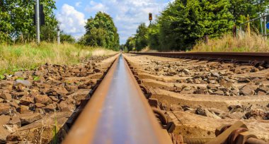 Kuzey Avrupa 'da bulunan bir manzarada eski demiryolu rayları