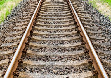 Kuzey Avrupa 'da bulunan bir manzarada eski demiryolu rayları