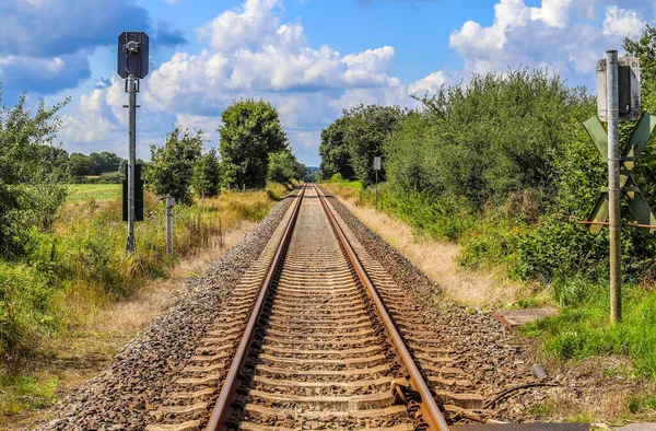 Kuzey Avrupa 'da bulunan bir manzarada eski demiryolu rayları