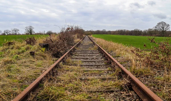 欧洲北部景观环境中的旧铁轨 — 图库照片
