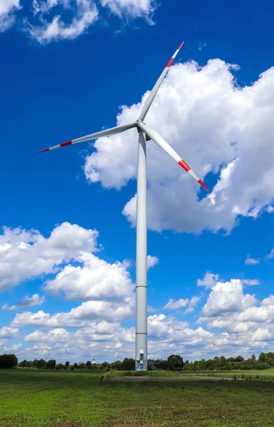 Větrné Mlýny Větrné Farmě Produkující Obnovitelnou Elektrickou Energii Slunečného Dne — Stock fotografie