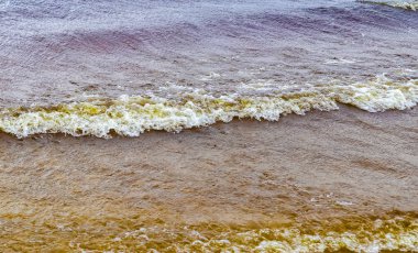Fırtınalı bir günde, vahşi su dalgalarını kapatın.