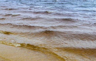 Fırtınalı bir günde, vahşi su dalgalarını kapatın.