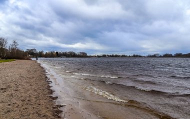 Fırtınalı bir günde, vahşi su dalgalarını kapatın.